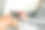 使用笔记本电脑在家办公的女性。在家里用笔记本打字的女孩。圣诞节销售。计划假期。网络搜索。关闭了。图片下载
