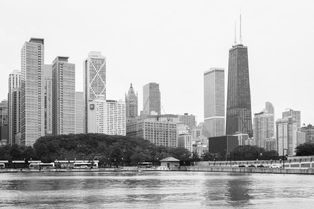 从伊利诺斯州芝加哥的海军码头眺望芝加哥的天际线。图片下载