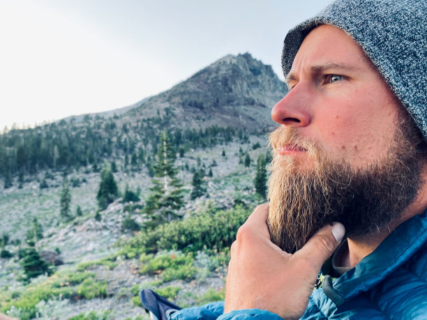 在山中看日落的人在思考生命图片下载