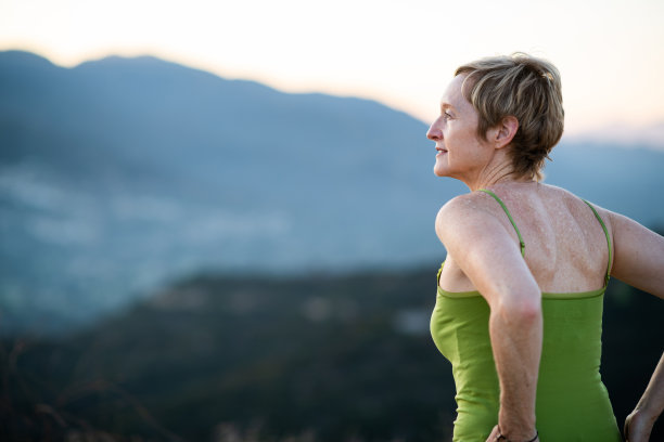 展望未来的女性图片下载