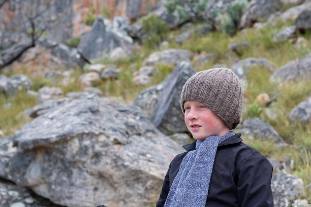 一个小男孩在户外冒险图片下载