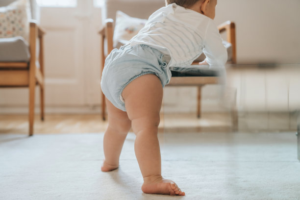 宝宝第一次站起来图片下载