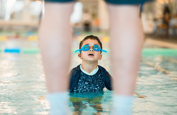 教练教孩子游泳。图片下载