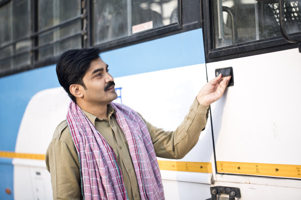 穿制服的司机进入公共汽车图片下载