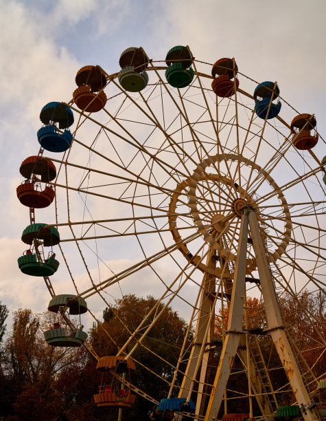 摩天轮矗立在公园里图片下载