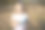 美丽的小女孩在草地上拿着一束香草。孩子们在美丽的夏日田野里。图片下载