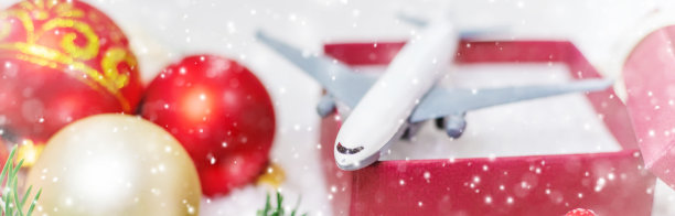 旅游作为圣诞礼物。圣诞装饰飞机。有选择性的重点。图片下载