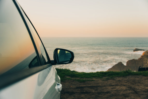 日落时分，一辆车停在海边图片下载