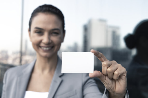 拥有空白名片的女商人图片下载