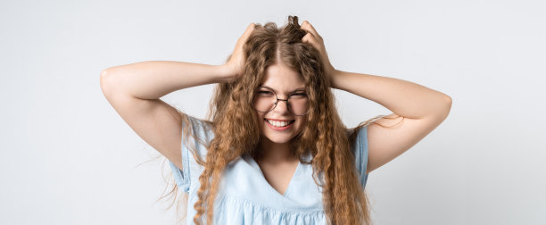 震惊！长卷发圆框眼镜女孩的惊讶表情图片下载