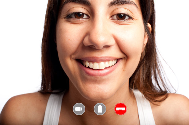 拉丁女人用平板电脑打视频电话图片下载