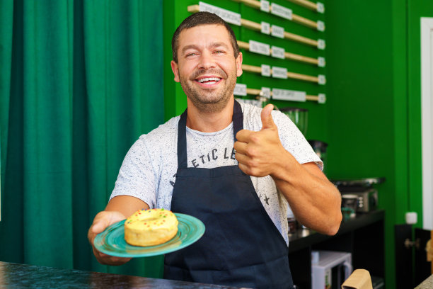 咖啡店肖像中的中年男子咖啡师图片下载