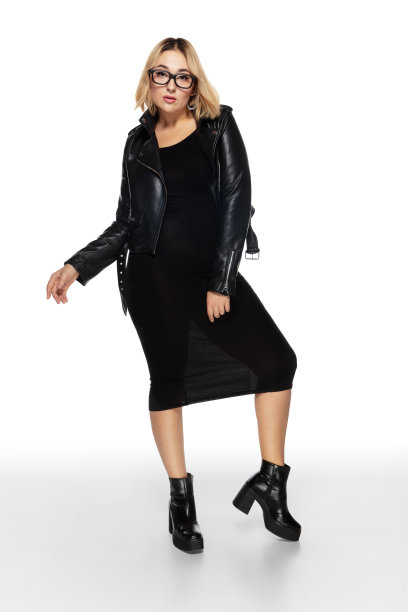 美丽的年轻女子在黑色的服装，时尚的服装孤立在白色的工作室背景图片下载