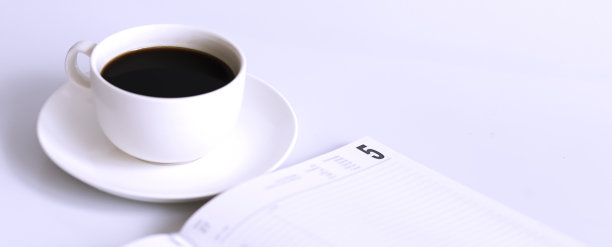 早晨的工作场所:桌上放着一杯咖啡和一些商业物品图片下载