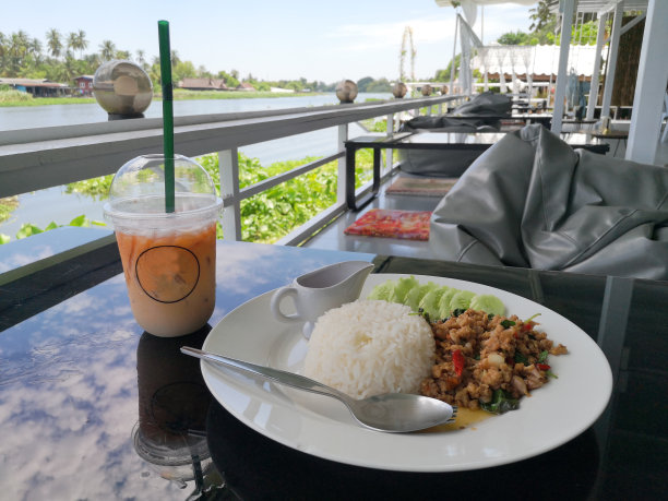食物和饮料放在玻璃桌子上。一朵美丽的云映在桌子的镜面上。图片下载