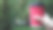 一个穿着外套的年轻女孩在公园里散步时手里拿着早上的咖啡。手握纸杯咖啡在绿色公园。结论卡布奇诺。特写,复制空间图片下载