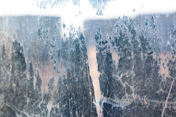 肮脏的窗户，粘上的保护膜不受阳光照射的痕迹图片下载