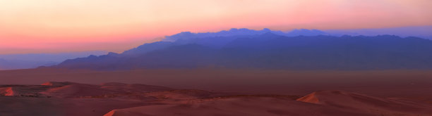 美丽的沙丘在戈壁沙漠，蒙古。黎明时分美丽的沙丘图片下载