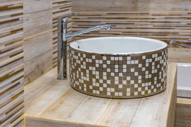 现代设计的浴室水槽特写在一个现代住宅建筑或酒店。图片下载