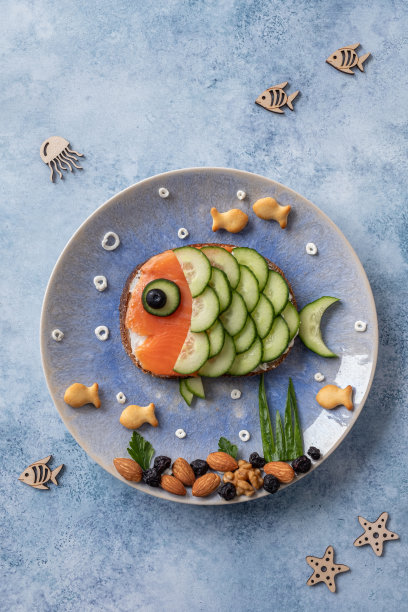 儿童午餐的有趣的三文鱼三明治图片下载