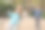 父亲在操场上给女儿荡秋千图片下载