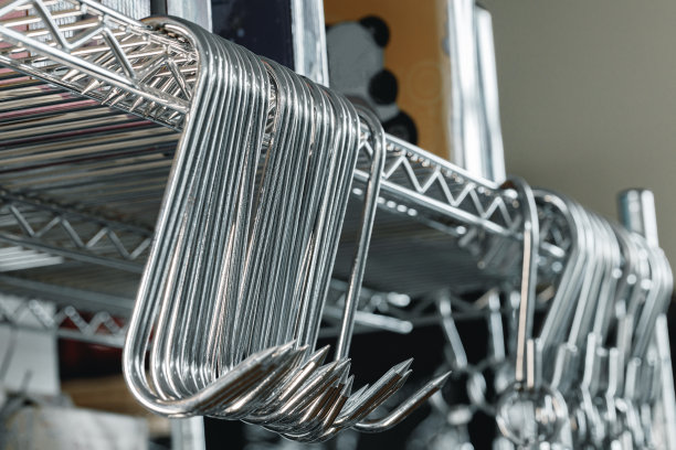 专业厨房中的金属挂钩或衣架排成一排图片下载