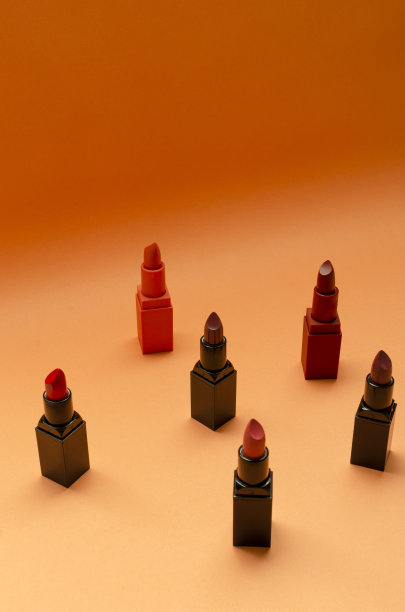 垂直的图像。在橙色背景上打开的口红管图片下载