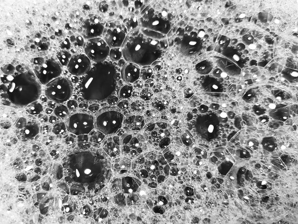 从俯视图上看，泡沫从肥皂或洗发水中流出图片下载