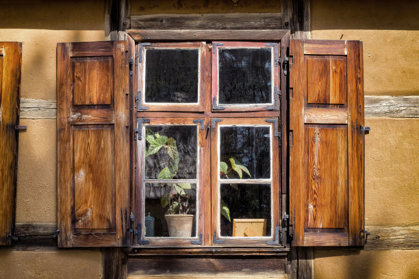 窗户在wattle和涂抹墙壁与百叶窗图片下载