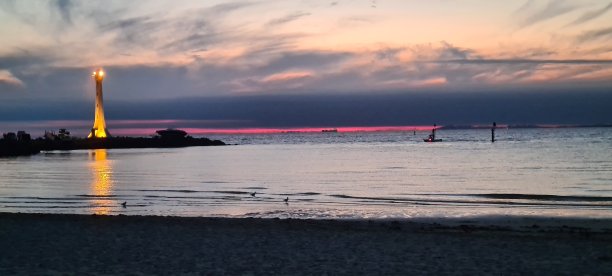 灯塔与红地平线图片下载