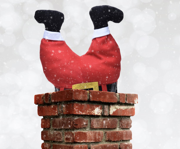 圣诞老人被倒挂在一个烟囱上，盖着一个银焦图片下载