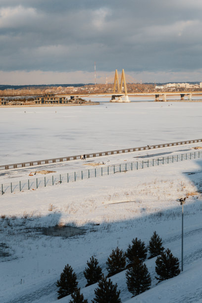 千年桥和白雪覆盖的河流。图片下载