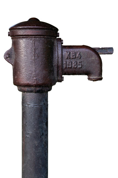 旧苏联公共铁泵孤立在白色背景图片下载