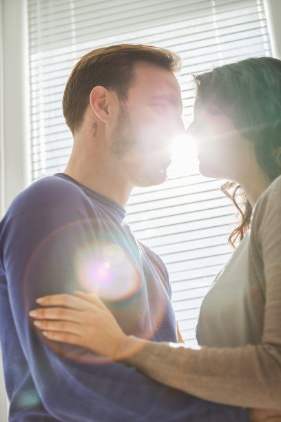 情侣们享受着爱情的火花图片下载