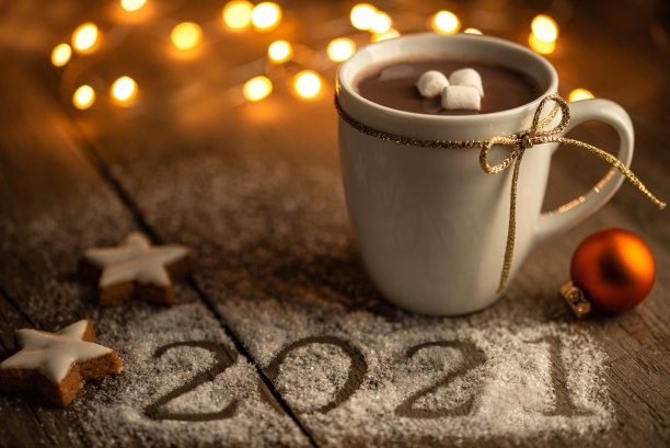 2021年新年贺词和圣诞情绪——可可与棉花糖和灯在乡村木材上图片下载