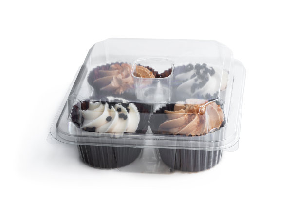 一套迷你纸杯蛋糕在塑料容器孤立在白色图片下载