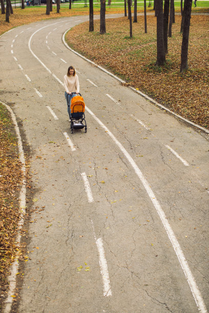 和宝宝一起在公园散步图片下载