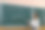 漂亮的年轻老师指着黑板上的题词回到学校。图片下载