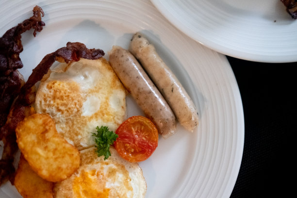 早餐盘，有鸡蛋、培根和香肠。俯视图图片下载