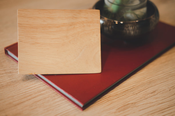 预留餐厅的空木牌。预约桌的概念。预约标签图片下载