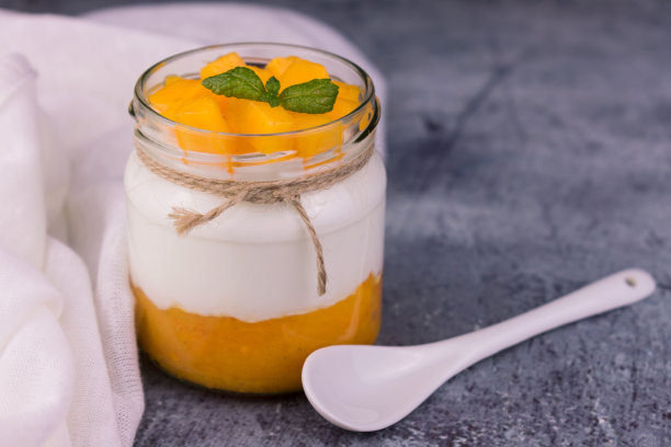 芒果泥希腊酸奶罐（特写）图片下载