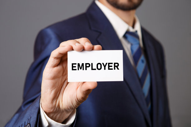 商人拿着一张写着“雇主”的卡片图片下载