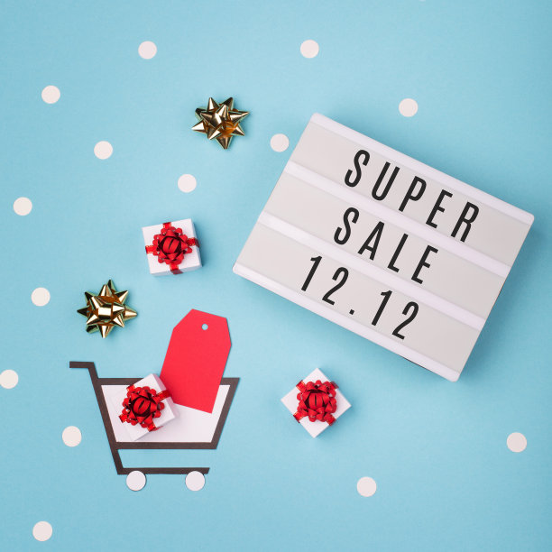 12.12在白色灯箱，购物车，礼品盒和红色标签在蓝色纸背景的超级销售文字。图片下载