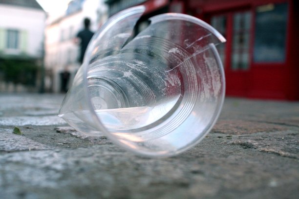 塑料玻璃扔在地板上的碎屑图片下载