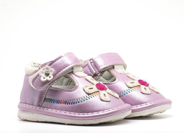 一双小女孩的鞋子图片下载