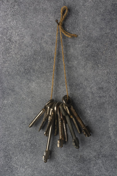 墙上挂着一串旧钥匙。图片下载