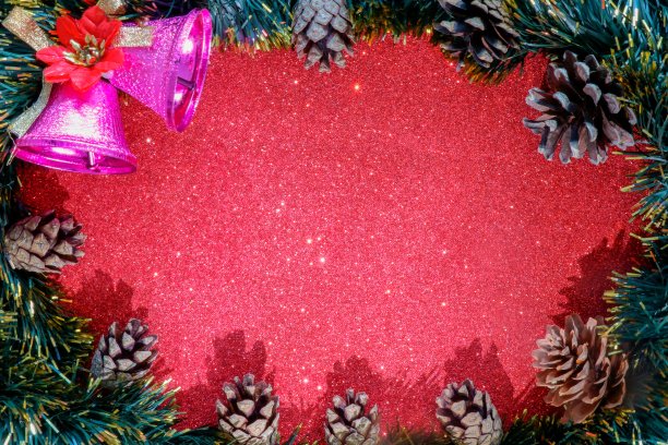 圣诞节的背景。红色光泽的表面上有花环、冷杉球果和节日钟声。顶视图与空间的副本。新年的背景，节日，圣诞节图片下载