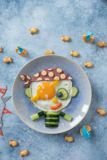 有趣的海盗煎蛋给孩子们做早餐图片下载