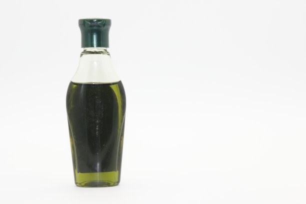 头发油瓶孤立在白色背景上，选择性聚焦图片下载