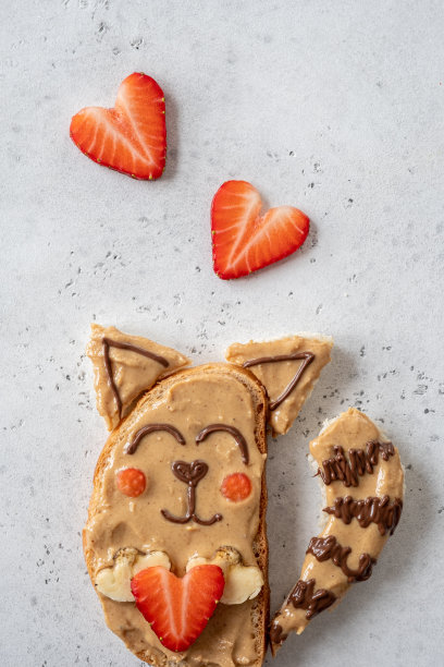 有趣的猫三明治配花生酱，香蕉和草莓图片下载